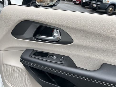 Certified 2024 Chrysler Pacifica Touring-L image 39