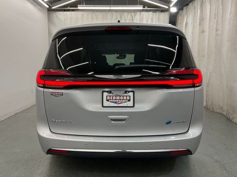 Used 2023 Chrysler Pacifica Limited FWD image 6