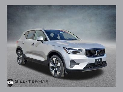 New 2025 Volvo XC40 B5 Core w/ Climate Package