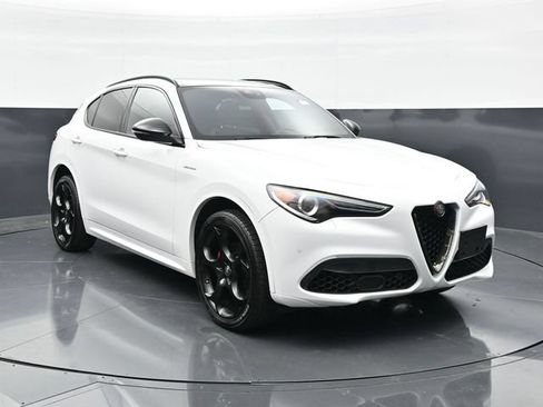 Used 2022 Alfa Romeo Stelvio Veloce AWD/4WD image 4