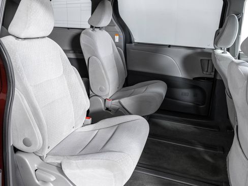 Used 2017 Toyota Sienna LE AWD/4WD image 38