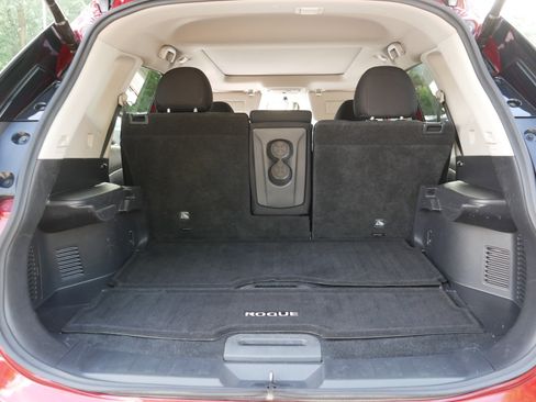 Used 2018 Nissan Rogue SV w/ Sun & Sound Touring Package AWD/4WD image 18