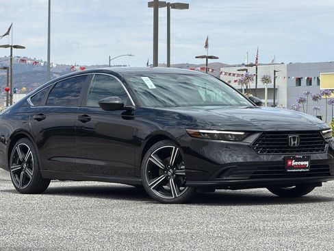 Used 2025 Honda Accord Sport image 2