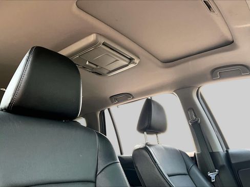 Used 2017 Honda Pilot Touring image 13