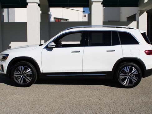 Used 2025 Mercedes-Benz GLB 250 4MATIC image 2