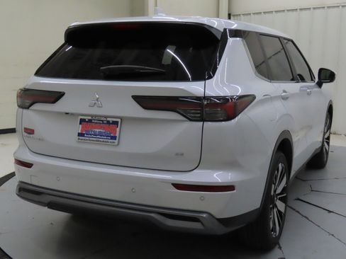 New 2025 Mitsubishi Outlander SE image 3