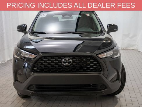 Used 2025 Toyota Corolla Cross LE FWD image 2