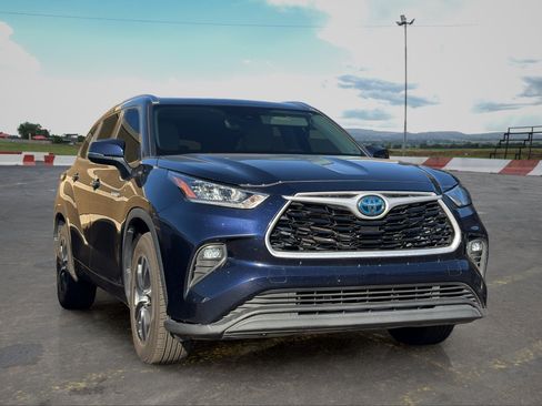 Used 2020 Toyota Highlander XLE FWD image 2