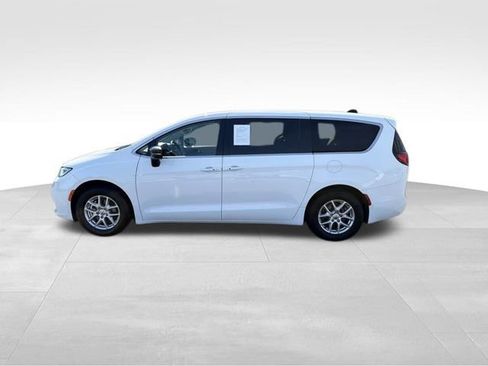 Used 2024 Chrysler Pacifica Touring-L FWD image 5