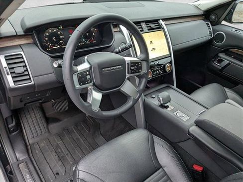 New 2024 Land Rover Discovery S image 3