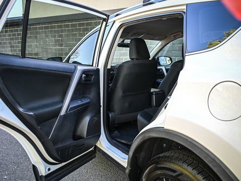 Used 2016 Toyota RAV4 LE FWD image 12