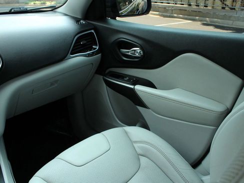 Used 2020 Jeep Cherokee Limited image 26