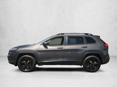 Used 2018 Jeep Cherokee Latitude w/ Altitude Package AWD/4WD image 9