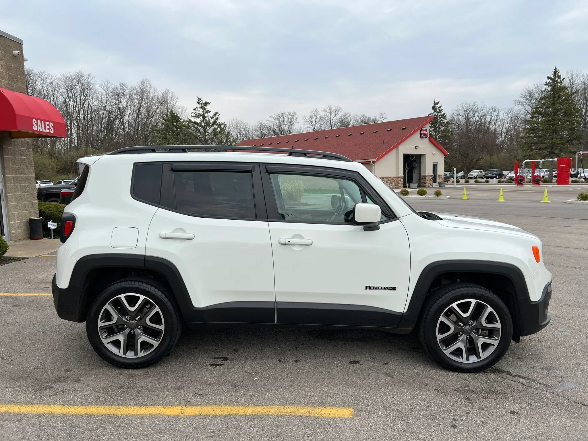 Used 2017 Jeep Renegade Latitude w/ Cold Weather Group AWD/4WD image 4
