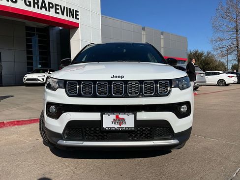 Used 2025 Jeep Compass Limited image 4