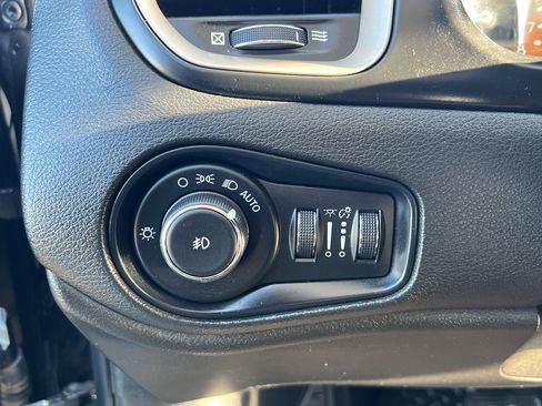 Used 2017 Jeep Renegade Latitude w/ Cold Weather Group image 15