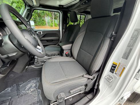 Used 2025 Jeep Wrangler Unlimited Sahara AWD/4WD image 37