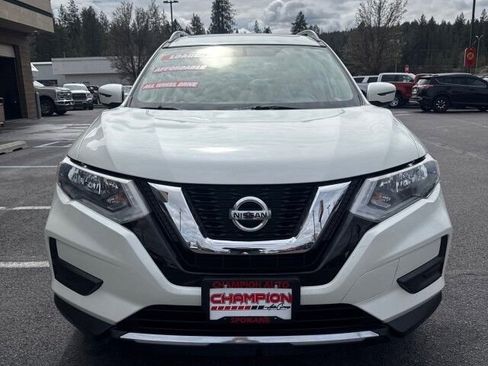 Used 2017 Nissan Rogue SV image 3