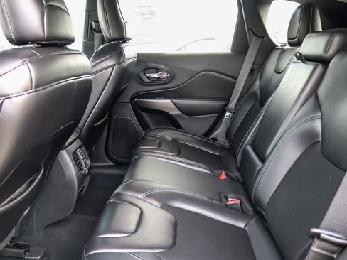 Used 2019 Jeep Cherokee Latitude Plus FWD image 18