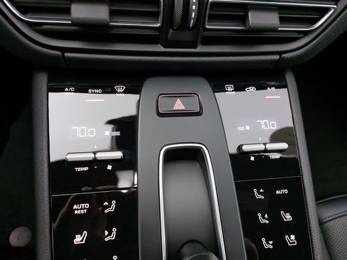 Used 2025 Porsche Macan image 23