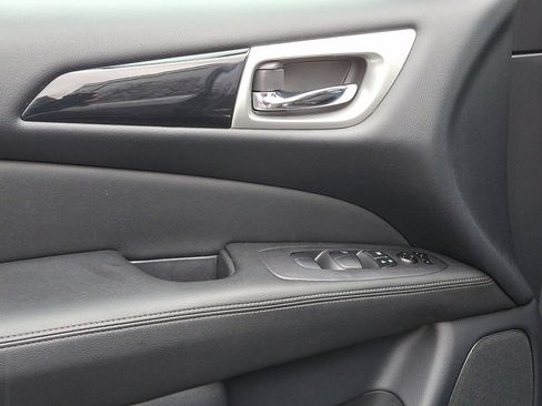 Used 2020 Nissan Pathfinder S image 22