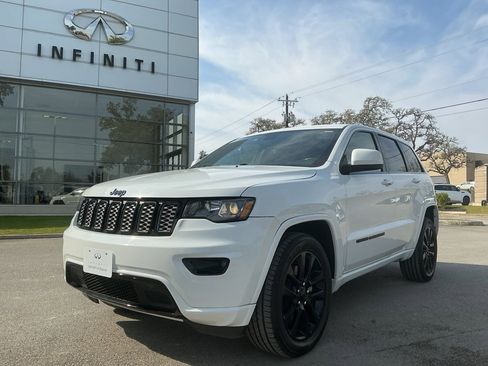Used 2022 Jeep Grand Cherokee Laredo X image 1