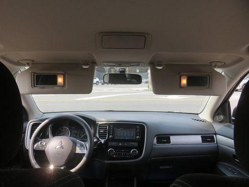 Used 2016 Mitsubishi Outlander SE AWD/4WD image 13