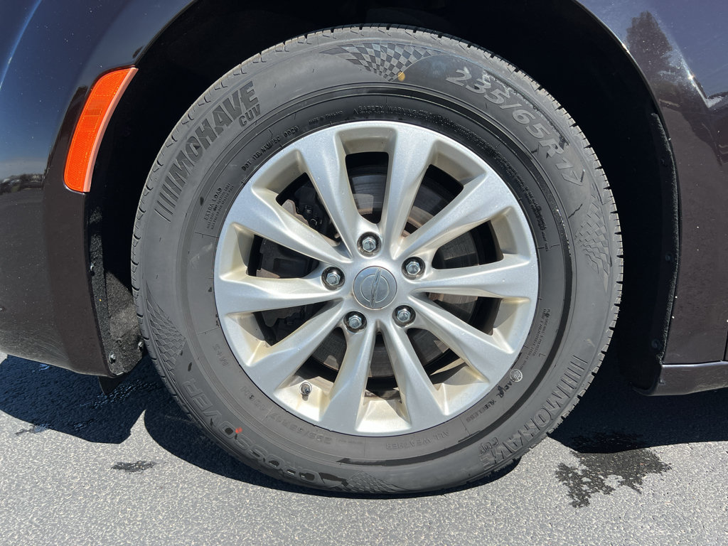 Used 2017 Chrysler Pacifica Touring-L FWD image 36