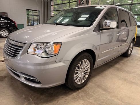Used 2015 Chrysler Town & Country Touring-L w/ Driver Convenience Group FWD image 5