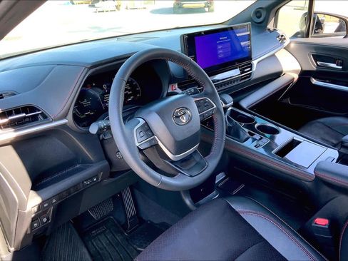 Used 2025 Toyota Sienna XSE image 17