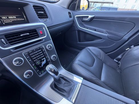 Used 2016 Volvo V60 T5 Cross Country w/ Convenience Package image 32