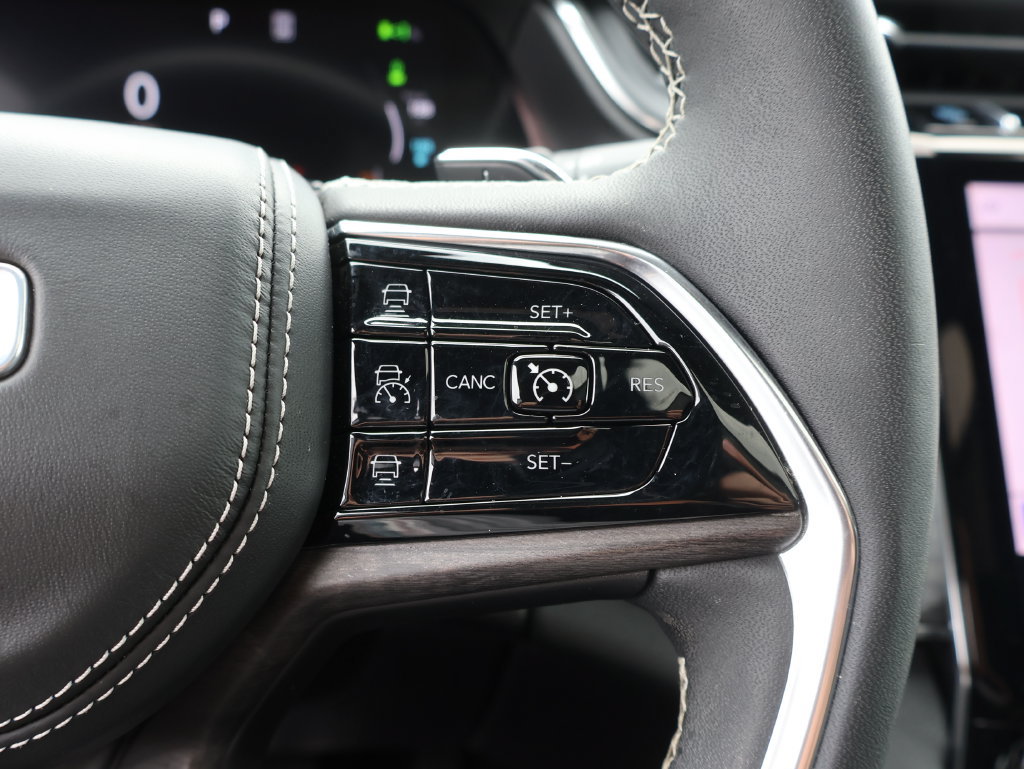 Used 2023 Jeep Grand Cherokee Overland AWD/4WD image 29