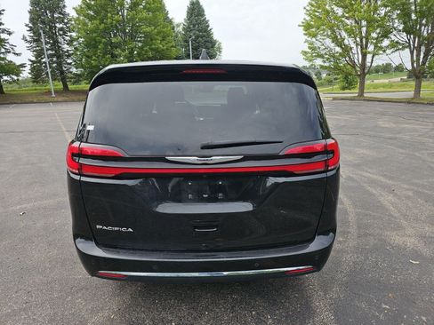 Used 2023 Chrysler Pacifica Touring-L FWD image 5