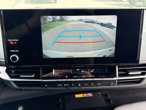 Certified 2025 Toyota Sienna XLE Woodland Edition image 30