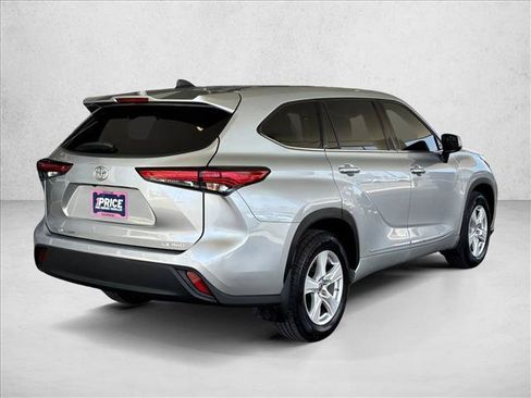 Used 2022 Toyota Highlander LE AWD/4WD image 6