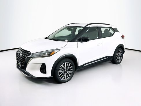 Used 2024 Nissan Kicks SR image 3