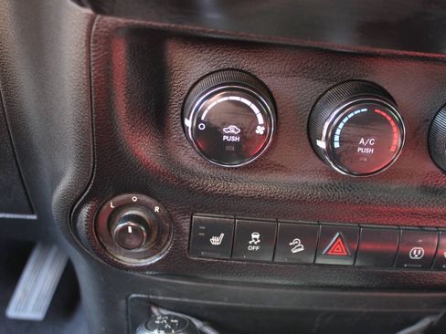 Used 2013 Jeep Wrangler Unlimited Rubicon AWD/4WD image 33