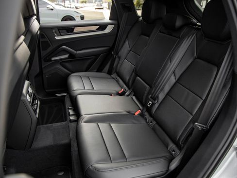 Certified 2026 Porsche Cayenne AWD/4WD image 34