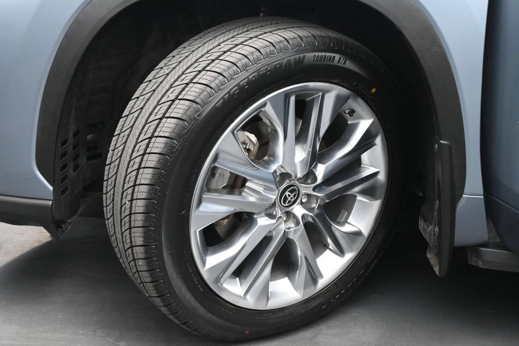 Used 2024 Toyota Highlander Limited FWD image 24