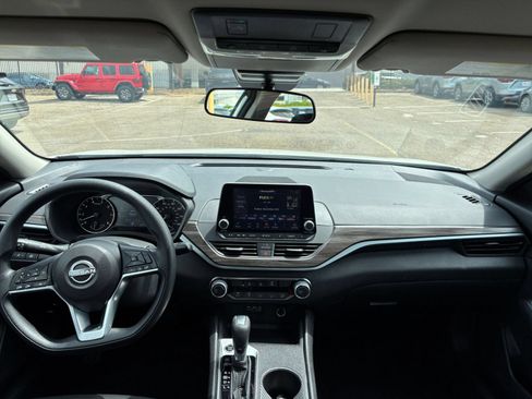 Used 2025 Nissan Altima 2.5 SV FWD image 32
