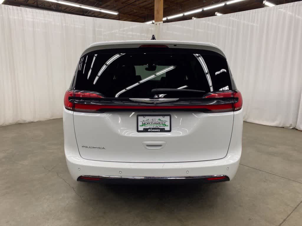Used 2025 Chrysler Pacifica Select FWD image 5