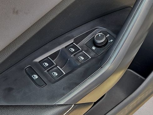 Used 2025 Volkswagen Jetta SE FWD image 20