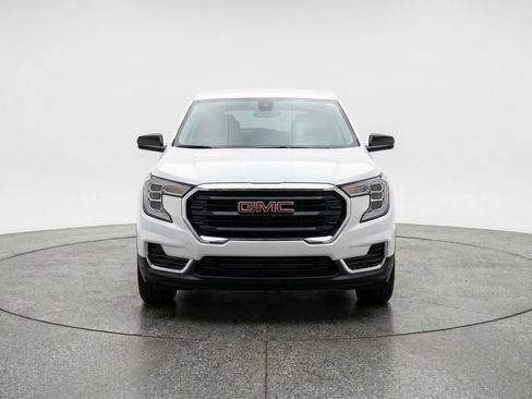 Used 2024 GMC Terrain SLE FWD image 2
