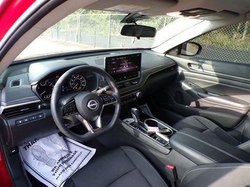 Used 2024 Nissan Altima 2.5 SV w/ SV Premium Package FWD image 10