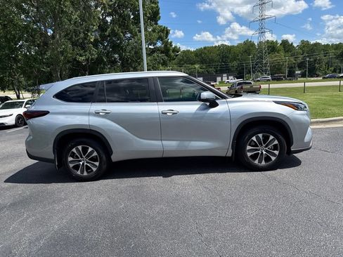 Used 2024 Toyota Highlander XLE FWD image 6