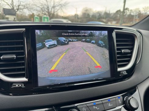 Used 2025 Chrysler Pacifica Select image 22