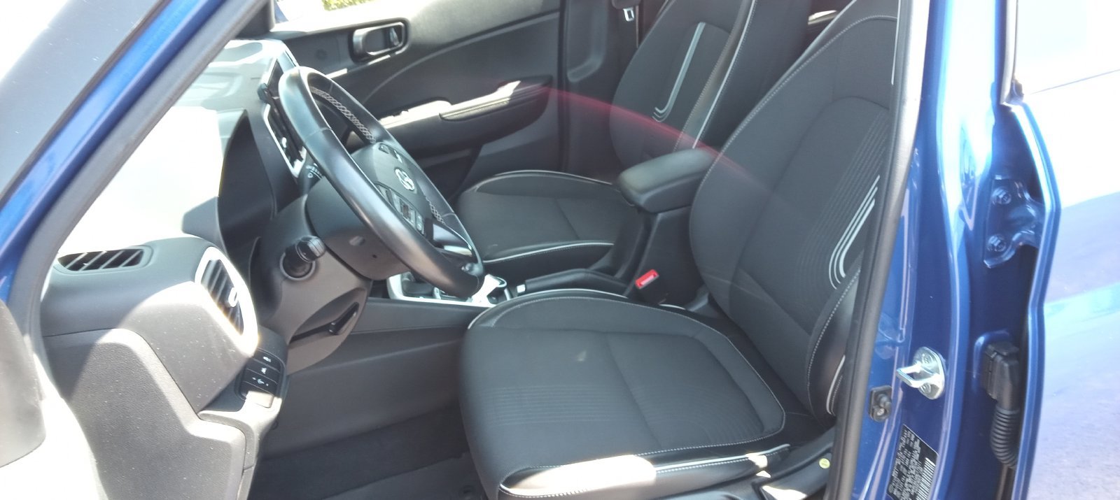 Used 2022 Hyundai Venue Limited FWD image 19