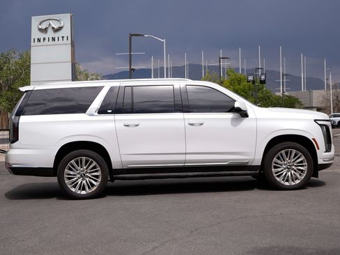 Used 2025 Cadillac Escalade ESV Premium Luxury w/ LPO, Floor Liner Package AWD/4WD image 16