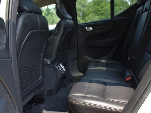 Used 2022 Volvo XC40 T5 Momentum w/ Premium Package image 40