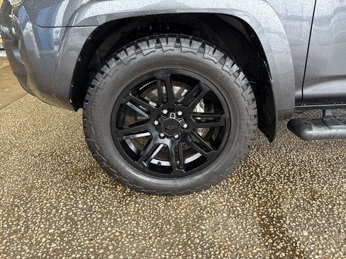 Used 2022 Toyota 4Runner SR5 Premium w/ Moonroof Package RWD image 39